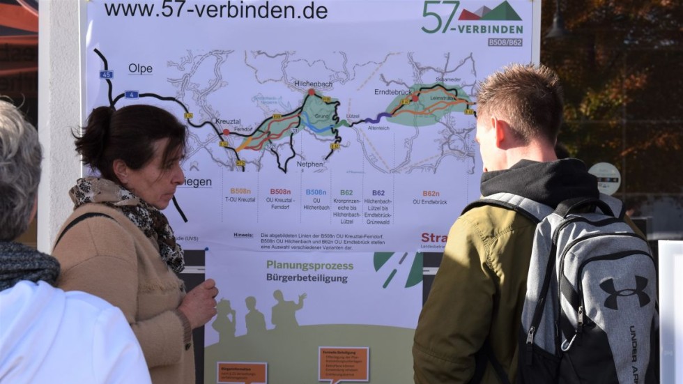 Mehrere Personen schauen sich eine Planungskarte an.