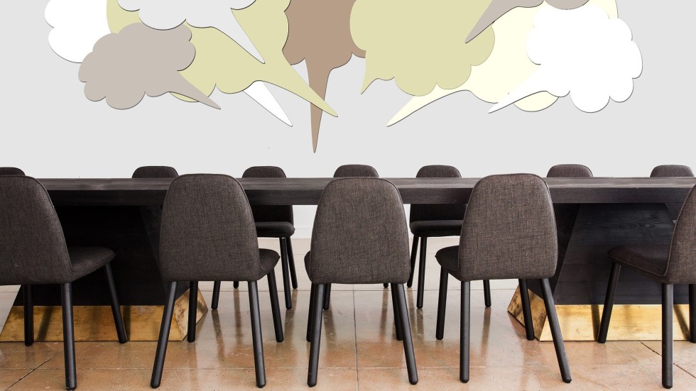 Stühle im Meetingraum mit Sprechblasen